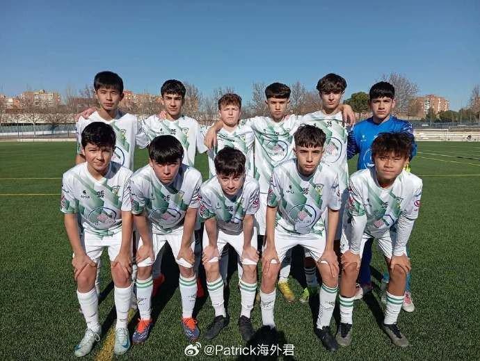 一支球队在国际比赛中闪耀登场，获得胜利